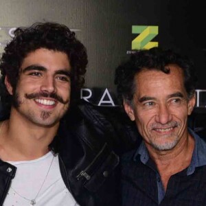 Caio Castro posa sorridente ao lado do ator Chico Buaz no lançamento do filme 'Travessia'