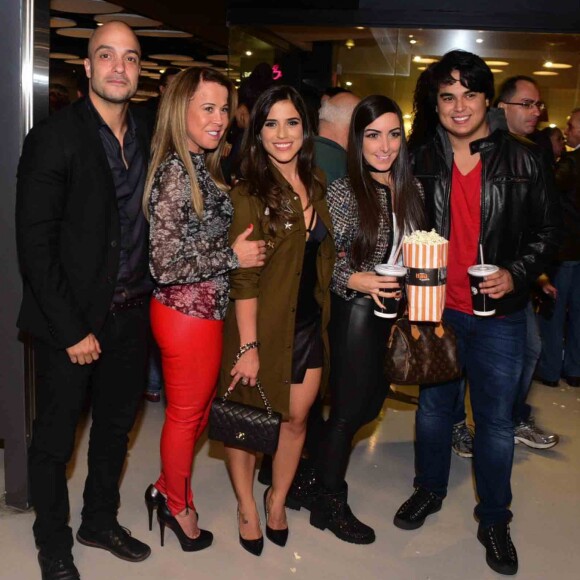 Zilu Camargo prestigia a filha Camilla em lançamento do filme 'Travessia', na noite desta segunda-feira, 20 de março de 2017