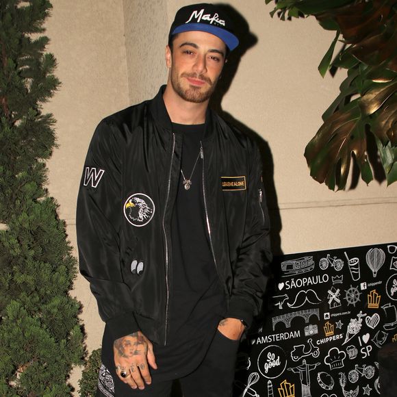 Felipe Titto, recém-separado, marcou presença na festa de Biel