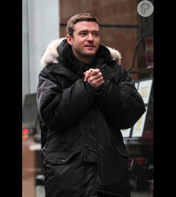 Justin Timberlake se protege do frio de Nova York com muitos casacos
