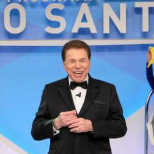 Silvio Santos deixou para trás os cabelos brancos e voltou a tingir os fios no salão do cabeleireiro Jassa