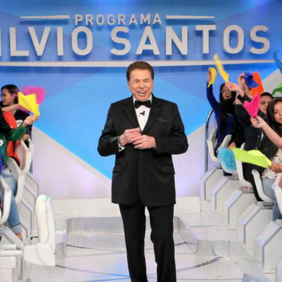 Silvio Santos deixou para trás os cabelos brancos e voltou a tingir os fios no salão do cabeleireiro Jassa