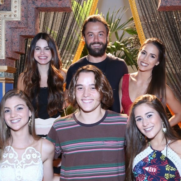 Sthefany Brito, Kayky Brito e Pérola Faria, ao lado dos atores que interpretam seus personagens na primeira fase da novela 'O Rico e Lázaro', Debora Osório, Danilo Mesquita e Luisa González