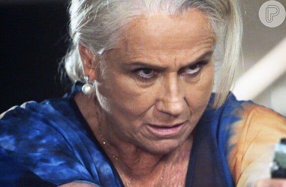 Mág (Vera Holtz) acorrenta Helô (Claudia Abreu) no cativeiro e exige U$30 milhões de resgate por ela, na novela 'A Lei do Amor'