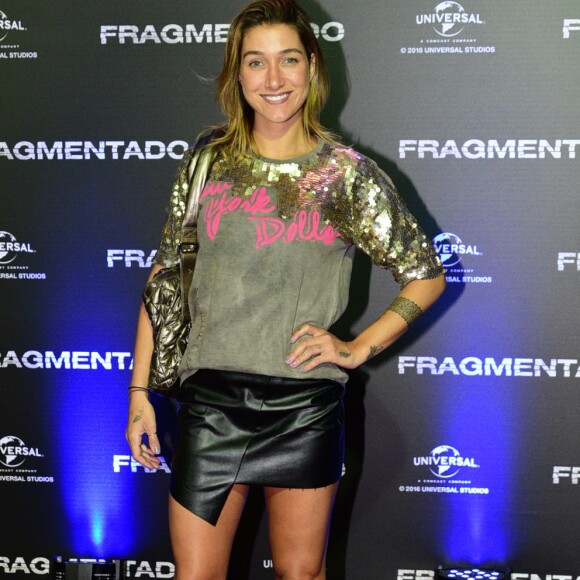 A musa fitness Gabriela Pugliese usou uma minissaia preta, de couro, para a estreia do filme 'Fragmentado, em São Paulo, em 21 de março de 2017