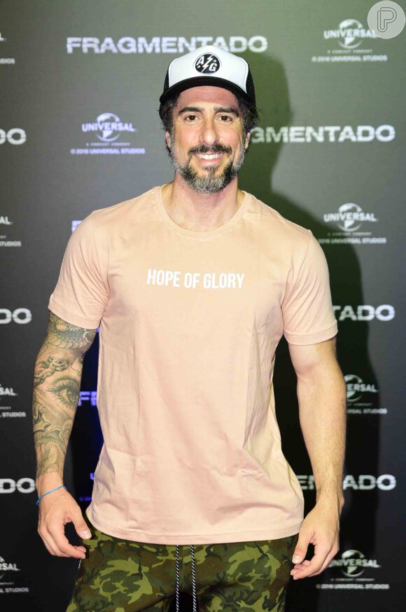 O apresentador Marcos Mion marcou presença na estreia do filme 'Fragmentado, em São Paulo, em 21 de março de 2017, com calça camuflada e boné