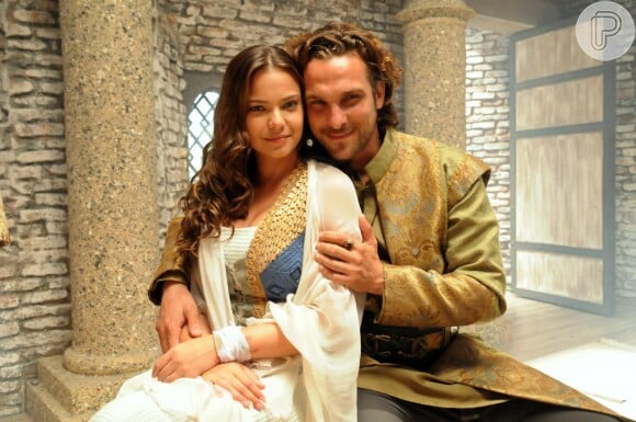Zac (Igor Rickli) e Joana (Milena Toscano) são par romântico na novela 'O Rico e Lázaro'