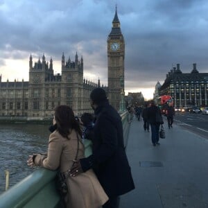 Fernanda Souza e Thiaguinho estão aproveitando as férias em Londres, capital que sofreu um atentado nesta quarta (22)