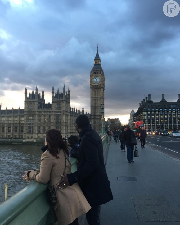 Fernanda Souza e Thiaguinho estão aproveitando as férias em Londres, capital que sofreu um atentado nesta quarta (22)