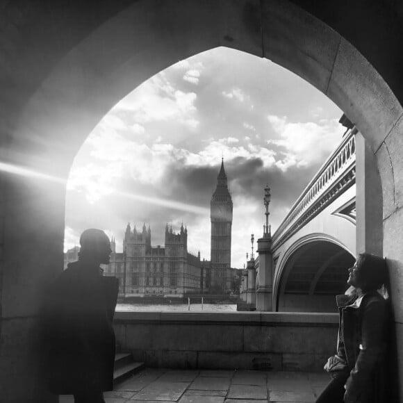 Fernanda Souza publicou fotos em Londres com Thiaguinho e fãs ficaram curiosos sobre o atentado na cidade