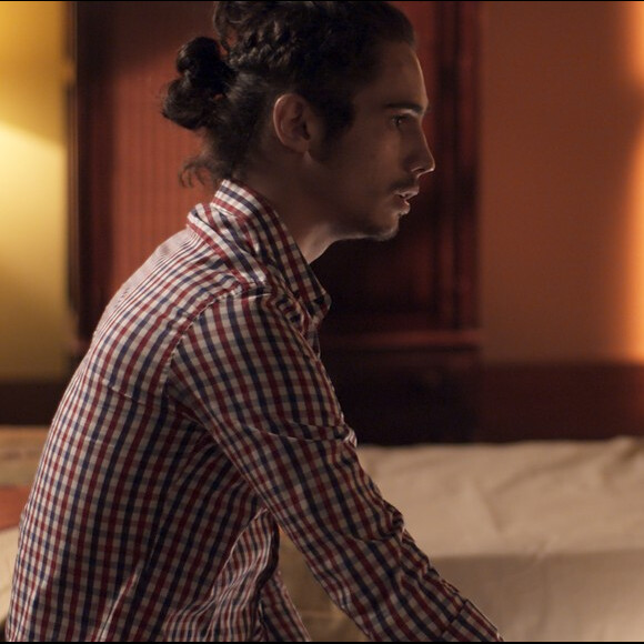 Nicolau (Danilo Mesquita) diz a Luana (Joana Borges) que precisa de mais tempo para contar aos pais que tem câncer, na novela 'Rock Story'