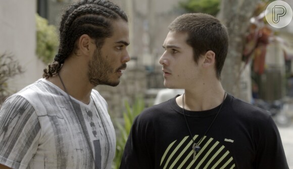 Nicolau (Danilo Mesquita) já foi vítima da agressividade de Jaílson (Enzo Romani), na novela 'Rock Story'