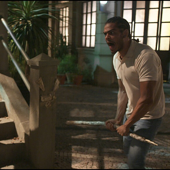 Jaílson (Enzo Romani) defende Zac (Nicolas Prattes) e Yasmin (Marina Moschen) de um assalto, na novela 'Rock Story'
