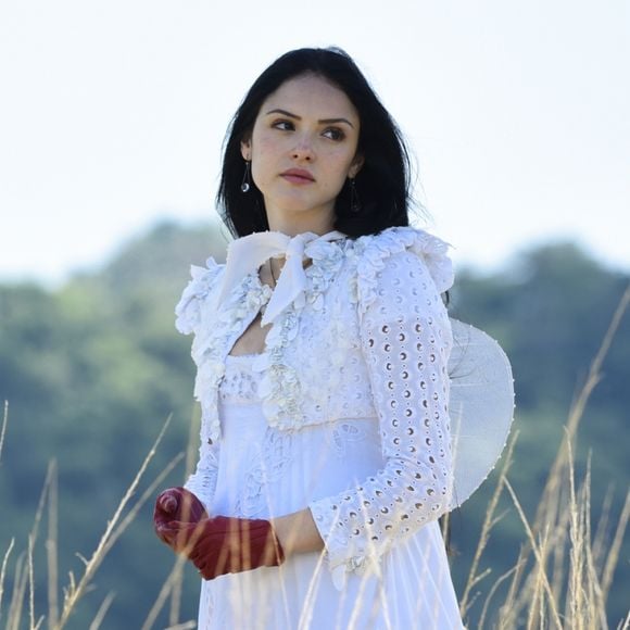 Isabelle Drummond foi elogiada ao estrear como a professora de português Anna em 'Novo Mundo': 'Serenidade no olhar de quem é a melhor atriz de sua geração'