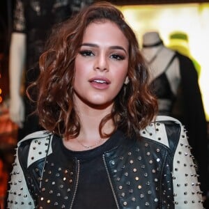 No evento da marca John John, Bruna Marquezine reclamou da fiscalização que as famosas sofrem para não repetirem look: 'Isso de criticarem quando você repete roupa acho uma baboseira'