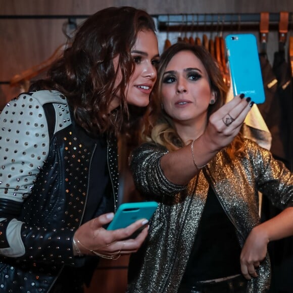 Bruna Marquezine faz selfie com Tatá Werneck no lançamento da nova coleção da John John, em São Paulo