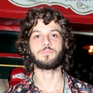 Chay Suede se reúne com elenco de 'Novo Mundo' para comemorar a exibição do primeiro capítulo da nova trama das seis, em um restaurante no Recreio, Zona Oeste do Rio de Janeiro, na noite desta quarta-feira, 22 de março de 2017