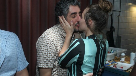 Fotos: Letícia Colin beija o namorado e repete look de Maria João em festa