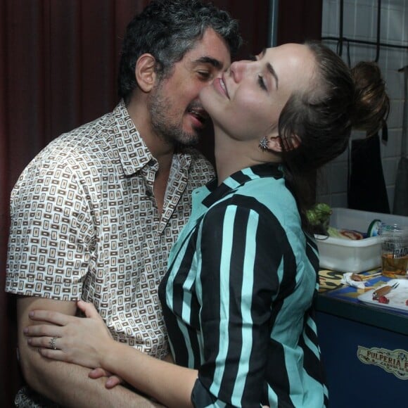 Leticia Colin ganha chamego do namorado em comemoração