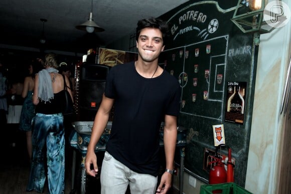 Rodrigo Simas se reúne com elenco de 'Novo Mundo' para comemorar a exibição do primeiro capítulo da nova trama das seis, em um restaurante no Recreio, Zona Oeste do Rio de Janeiro, na noite desta quarta-feira, 22 de março de 2017
