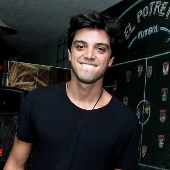 Rodrigo Simas se reúne com elenco de 'Novo Mundo' para comemorar a exibição do primeiro capítulo da nova trama das seis, em um restaurante no Recreio, Zona Oeste do Rio de Janeiro, na noite desta quarta-feira, 22 de março de 2017