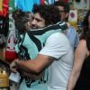 Leticia Colin abraça o ator Caio Castro, seu par romântico na novela 'Novo Mundo'