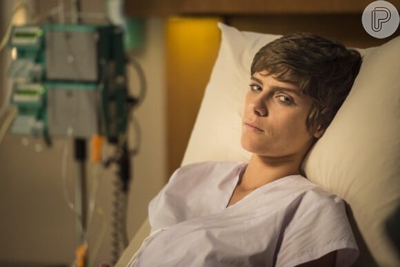 Letícia (Isabella Santoni) está entre a vida e a morte, à espera de um transplante, em 'A Lei do Amor'