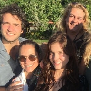 Alice Wegmann e Huberto carrão ao lado da diretora de 'A Lei do Amor', Natália Grimberg, e a equipe da novela