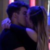 Antônio e Alyson trocaram beijos em festa logo após o capixaba iniciar sua participação no 'Gran Hermano'