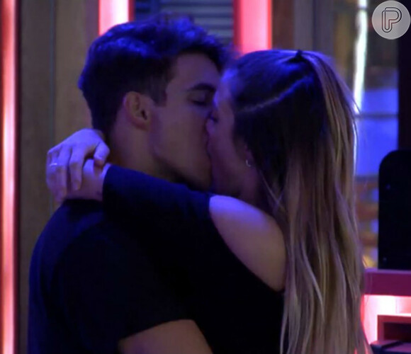 Antônio e Alyson trocaram beijos em festa logo após o capixaba iniciar sua participação no 'Gran Hermano'