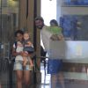 Thiago Lacerda leva a filha, Cora, de três anos, nas costas