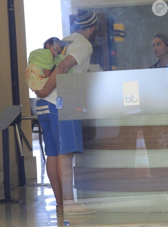 Thiago Lacerda leva nas costas a filha, Cora, de três anos, antes de deixar academia, no Rio