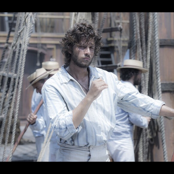 Joaquim (Chay Suede) fica de fora do navio da princesa e é afastado de Anna (Isabelle Drummond), na novela 'Novo Mundo'