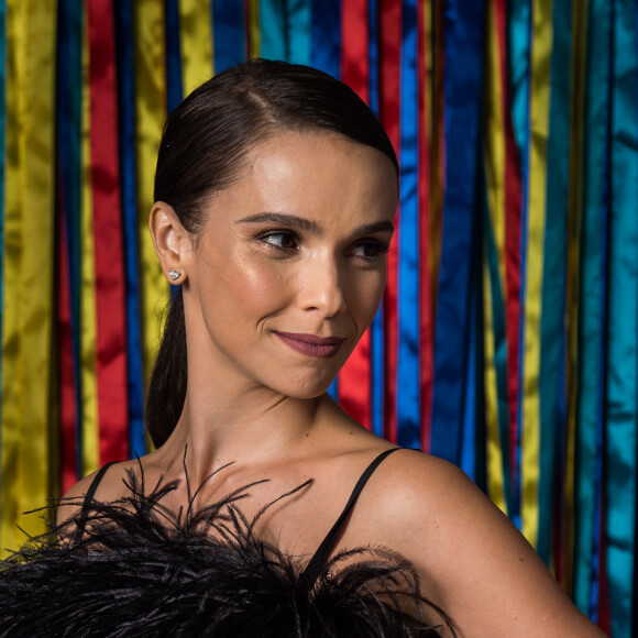 Débora Falabellana optou por manter os cabelos presos ao usar um vestido Prada com plumas na festa de lançamento da novela 'A Força do Querer', em São Conrado, no Rio de Janeiro, nesta quinta-feira, 23 de março de 2017