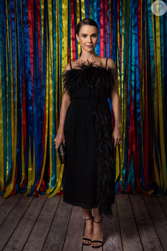 Débora Falabella foi de vestido Prada à festa de lançamento de 'A Força do Querer', próxima novela das nove, nesta quinta-feira, 23 de março de 2017