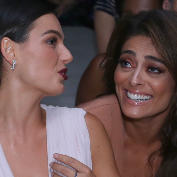 Juliana Paes se divertiu com Isis Valverde na festa de lançamento da novela 'A Força do Querer', nesta quinta-feira, 23 de março de 2017