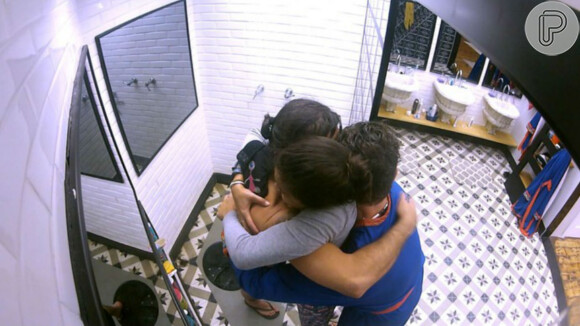 Emilly abraçou Marcos e Ilmar após prova do Líder no 'BBB17' nesta sexta-feira, 24 de março de 2017