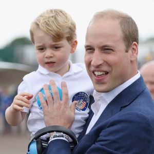 Filho de Kate Middleton e William, príncipe George vai estudar em escola de R$ 23 mil