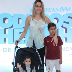 Fernanda Gentil posou com os filhos para os fotógrafos