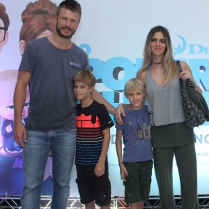 Fernanda Lima e Rodrigo Hilbert posaram aos lado dos gêmeos João e Francisco