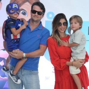 Marcelo Serrado levou a esposa, Roberta Fernandes, e os filhos, Guilherme e Felipe