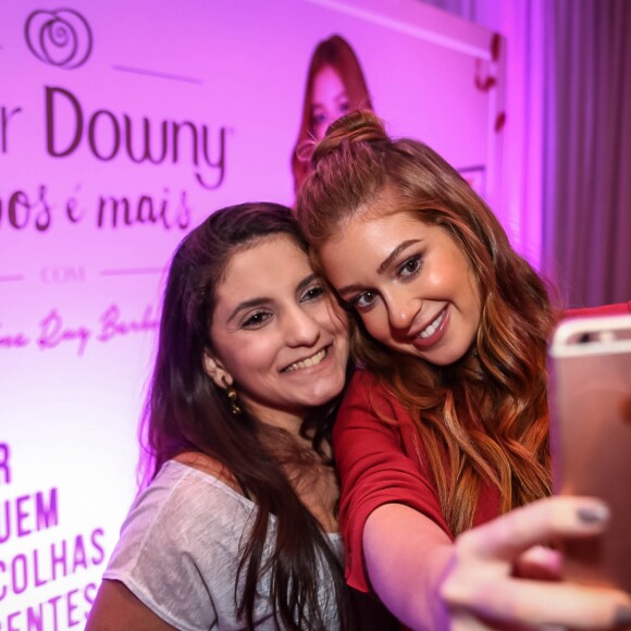 Marina Ruy Barbosa faz selfie com fã em bazar