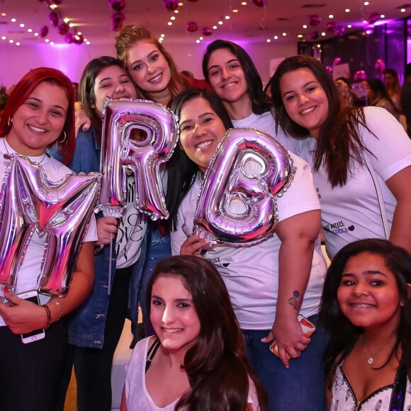 Marina Ruy Barbosa posa com grupo de fãs: 'O bonde das Marináticas'