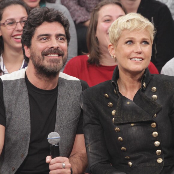 Xuxa Meneghel contou que o namorado, Junno Andrade, prefere suas próteses de silicone antigas