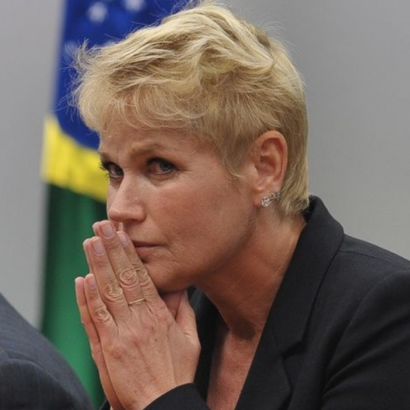 'Ave maria pai acabou de morrer e já está postando foto sensualizando, Jesus do céu' escreveu uma seguidora de Xuxa Meneghel na foto