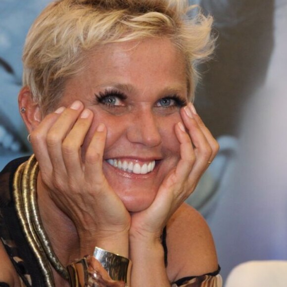 Xuxa Meneghel diminuiu a prótese de silicone de 250ml para 140ml