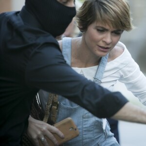 Helô (Claudia Abreu) vai ameaçar Hércules (Danilo Grangheia) com um caco de espelho, na novela 'A Lei do Amor'