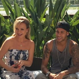 Neymar posa com Eliana e o filho dela, Arthur, em treino da Seleção Brasileira, em 25 de março de 2017