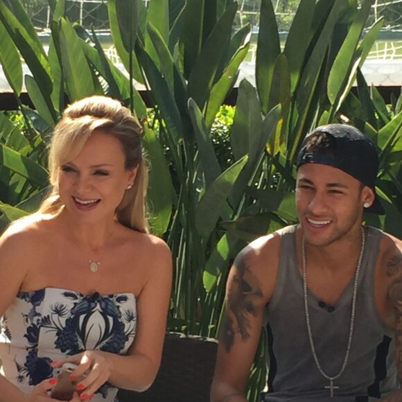 Neymar posa com Eliana e o filho dela, Arthur, em treino da Seleção Brasileira, em 25 de março de 2017