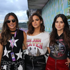 Bruna Marquezine curte segundo dia de shows do Lollapalooza ao lado de Thaila Ayala e Carol Sampaio